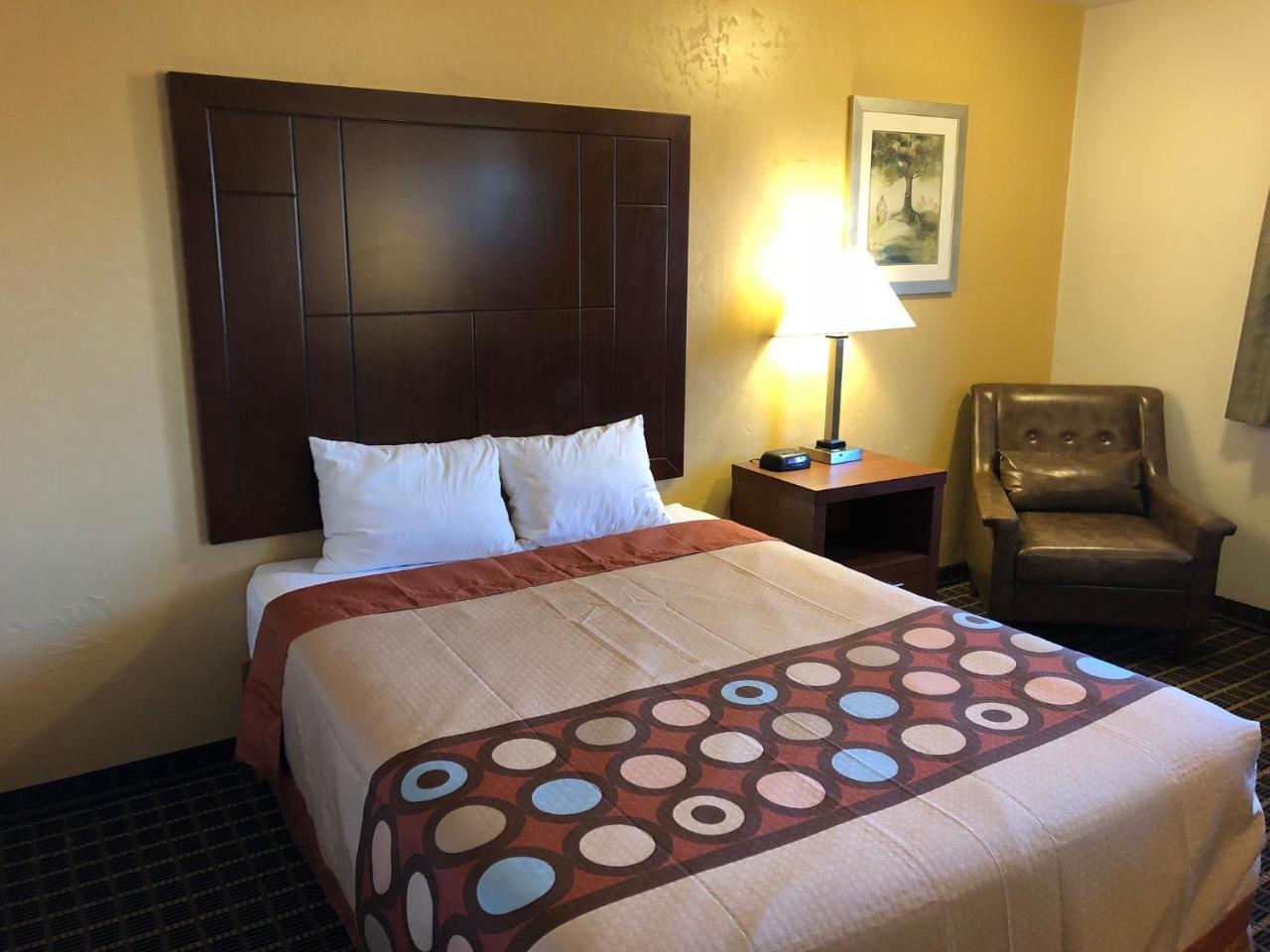 Super 8 By Wyndham Klamath Falls Exterior photo
